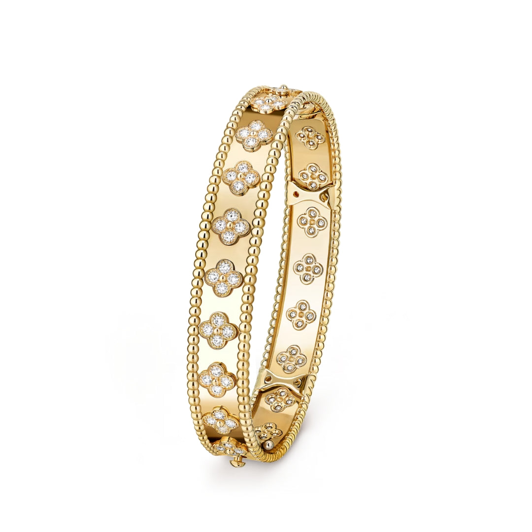 https://cdn.shopify.com/s/files/1/0679/7780/6117/files/Perleecloversbracelet_mediummodelyellowgold.jpg?v=1727550845